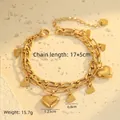 Detalle de la pulsera dorada de doble capa con colgantes de corazones pulidos vintage - Pulsera Retro de Doble Capa de Color Oro Amarillo con Colgante de Corazón