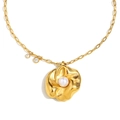 Collana elegante placcata oro 18K con ciondolo a fiore, perla centrale e ciondoli brillanti - Oro