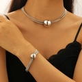 Set collana e bracciale in argento a più fili con una sfera metallica moderna - Set collana e bracciale rigido con perle multistrato (White K)