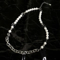 Collana di perle con cristallo quadrato e catena d'argento su sfondo di marmo nero chic - Collana di perle di cristallo quadrato / 45+5cm
