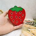 Petit porte-monnaie fraise en cuir artisanal rouge avec détails de feuilles vertes - Fraise