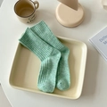 Deep green melange ribbed wool mid-tube socks displayed on a minimalist beige tray - One Size / Light Green