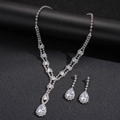 Elegante set di gioielli color argento con collana e orecchini a goccia con cristalli - Stile Ciondolo a Goccia / Argento (Set da due pezzi)