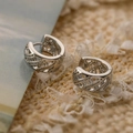 Orecchini a cerchio geometrici traforati in argento con pietre su tessuto beige - Stile Strass Geometrico Traforato Argento (44266)