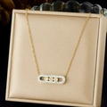 Collier chic en acier inoxydable doré avec pendentif ovale serti de diamants brillants - Style Doré à Trois Pierres Coulissantes (N3945)