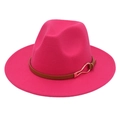 Détail du chapeau fedora en feutre rose avec ceinture en cuir marron et boucle dorée - Rose rouge