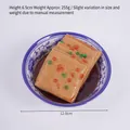 Modelo de comida artificial de tofu braseado en cuenco de porcelana, 12,6 cm diámetro - Tofu seco