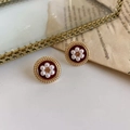 Dettaglio di orecchini vintage a fiore in smalto rosso, perle bianche e bordo dorato - Orecchini a bottone rotondi vintage con fiori e perle