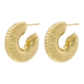 Vue macro de boucles d'oreilles créoles dorées en C avec motif torsadé spirale - VE1159 Vis Croissant-Or