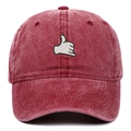 Détail de la broderie main Shaka sur casquette de baseball en coton bordeaux délavé - Bordeaux