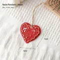 Ciondolo cuore rosso in resina con bordi dorati e fiocco di neve, addobbo natalizio - Ciondolo a cuore