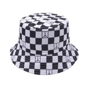 Dettaglio di un cappello da pescatore a scacchi bianchi e neri con logo geometrico - Scacchi Bianco Nero