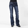 Detailansicht der dunkelblauen Schlagjeans mit schmaler Passform an einem Modell - XS / Dunkelblau