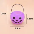 Lila Halloween Kürbis-Eimer mit schwarzem Griff und klassischem Grusel-Kürbisgesicht - Kleiner lila Kürbis-Eimer