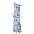 Vista detallada de un vestido blanco ajustado de un solo hombro con estampado floral azul - S / Azul