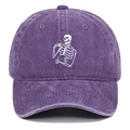 Détail de la broderie de crâne blanc sur une casquette de baseball vintage lavée violette - Réglable / Violet