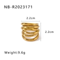 Detail eines goldenen geometrischen Spiralrings mit 2,2 cm Höhe und 9,6 g Gewicht - US 8 / 5-Lagiger Spiral-Stapelstil (NB-R2023171)