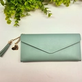 Mintgrüne lange Umschlag-Brieftasche mit Herzanhänger und Lederquaste für Damen - Hellgrün
