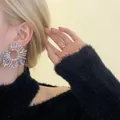 Boucles d'oreilles de luxe en forme d'éventail avec zircons irisés sur un modèle - 12# Style de Cristal Multicolore Or (HE3995)