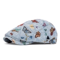 Lichtblauwe baret met kleurrijke geborduurde vlinders en een fijne weefstructuur - Zijgesp / Blauw