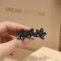 Elegante fermaglio per capelli con fiori neri opachi e strass marroni, design a tre fiori - 5cm - Grigio Scuro Resina Tre Fiori Molletta a Molla