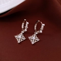 Detalle de pendientes romboidales bañados en oro 18K con perlas y circonitas en terciopelo - Aros-Plateado-Bañado en Oro 18K