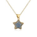 Gros plan détaillé du pendentif étoile de mer plaqué or 18 carats avec zircons bleus sur blanc - Zircone Bleue