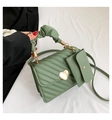 Borsa a tracolla trapuntata verde salvia con fibbia a cuore e mini portamonete - verde pisello
