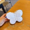 Nahaufnahme der weißen Schmetterling-Geleetasche mit 3D-Prägung und goldener Kette - 14*4*11cm / Weiß