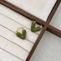 Boucles d'oreilles cœur en émail vert olive avec finition dorée dans un écrin - vert olive