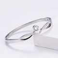 Dettaglio del bracciale in titanio argento con design a V e zircone rotondo incastonato - Color Acciaio