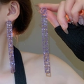 Détail de boucles d'oreilles longues à franges carrées avec strass violets sur modèle - 925 Sterling Silver Tige de Boucle d'Oreille Style Gland de Strass Clé Grecque (113#) / Violet