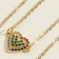 Détail macro d'un pendentif coeur doré orné de pierres de zircon multicolores - Collier Coeur Zirconia (XL2700)
