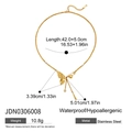 Dettaglio della collana in oro inossidabile con farfalla e nappe di zircone a cuore - Stile Spilla Farfalla Multistrato (JDN0306008)