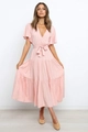 Detalle de vestido rosa con cuello en V, mangas de volante y lazo ajustable en cintura - Rosa