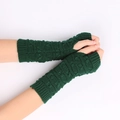 Gestrickte fingerlose Handschuhe in Waldgrün mit dickem Zopfmuster für den Winter - Einheitsgröße / Grün