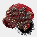 Detalle del turbante étnico de encaje rojo con bordados florales y perlas blancas - M (56-58cm) / Burdeos