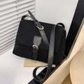 Bolso de hombro cuadrado de ante negro minimalista con correa ajustable y herrajes oro - Talla única / Negro