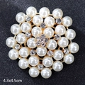 Floral pearl brooch with white rhinestones on golden alloy base, size 4.3x4.5cm - Pearl Flower (Gold)