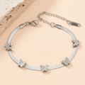 Dettaglio del bracciale farfalla argento con ciondoli satinati e chiusura a serpente - Color Acciaio