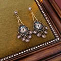 Vintage-Ohrringe mit Blumenquasten, Kristallen und Perlen auf grünem Samt - Silberohrstecker-Blume