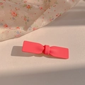 Fermaglio per capelli rosa opaco su sfondo bianco per stili estivi moderni - Rosa Rosso
