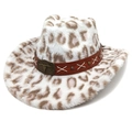Dettaglio cappello da cowboy leopardato con cinturino in pelle e teschio di toro in metallo - Corona a Cuore Bianca