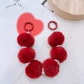 Dettaglio tracolla con pompon rossi, perle bianche e ganci metallici circolari - Borgogna