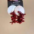 Detalle de pendientes redondos de resina con agujas de plata y diseño de coral rojo - Pin de Plata Blanco Rojo