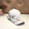 Dettaglio del ricamo floreale rosa e fiori di prugno su berretto bianco vintage - M (56-58cm) / Bianco