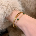 Set bracciali in acciaio titanio oro con numeri romani e pietre color smeraldo - Set Bracciale Smeraldo e Bracciale Rigido Romano / Oro