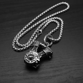 Punk Hip-Hop Motorradmotor-Anhänger mit silberner Box-Kette auf dunklem Holzhintergrund - Mit 4mm 60cm Box-Kette