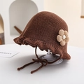 Warme bruine gebreide baby wintermuts met ruches en decoratieve bloemversiering - 2-4 Jaar / koffiekleur