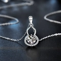Elegante ciondolo a forma di zucca in argento con diamante brillante su sfondo nero - Argento